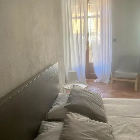 Semesterbostad Da Emi - La Casetta In Piazza